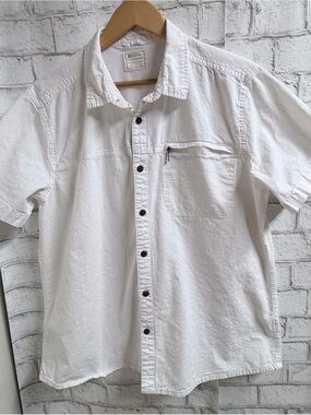 Men's White Short-Sleeve Casual Button-Down Shirt with Chest Pocket